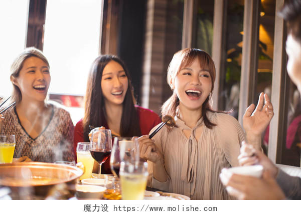 快乐的年轻朋友在火锅餐厅享用晚餐
